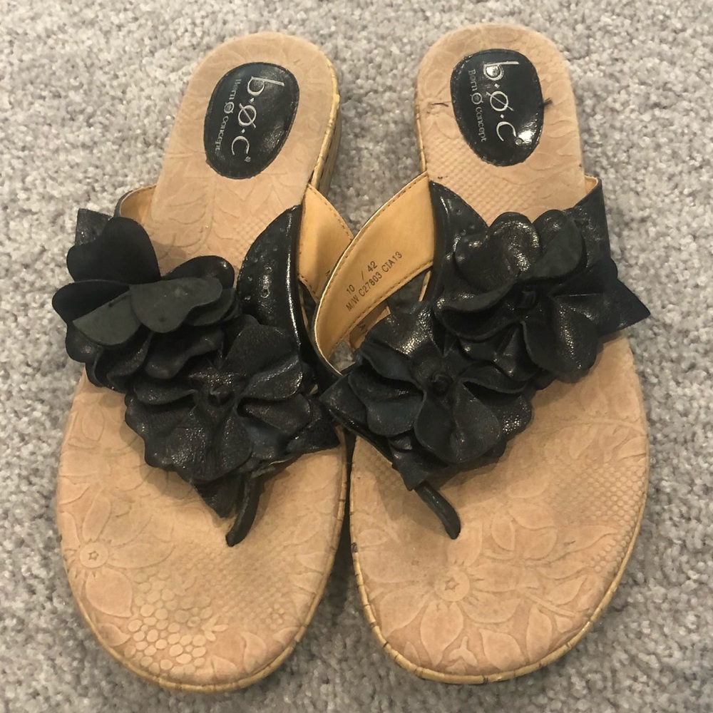 b.o.c. Women's Black Floral Toe-Post Sandals